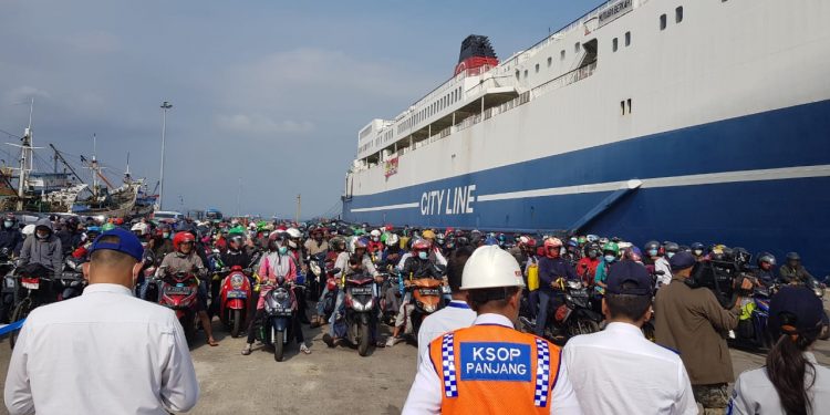 Para Pemudik Gratis KRI Banda Aceh Tiba di Lampung