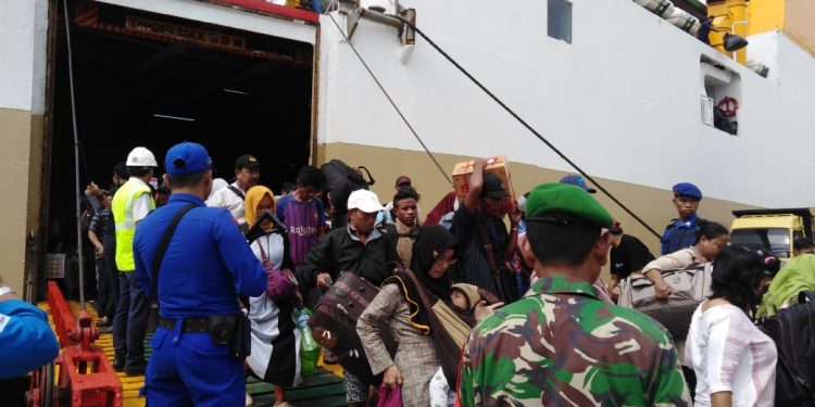 Pelabuhan Kumai Padat dengan Penumpang Kapal Arus Balik