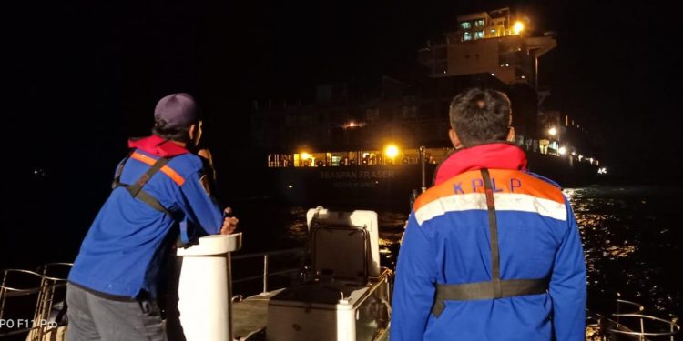 Dua Kapal Patroli Evakuasi ABK KM Tirta Amarta