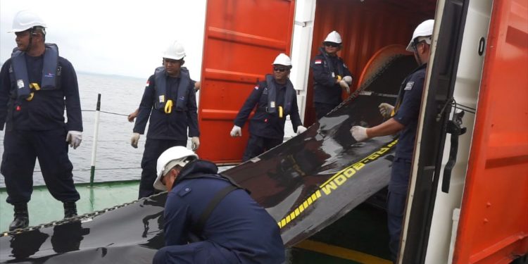 Kapal Terbakar di Davao, Cost Guard RI Ikut Beraksi