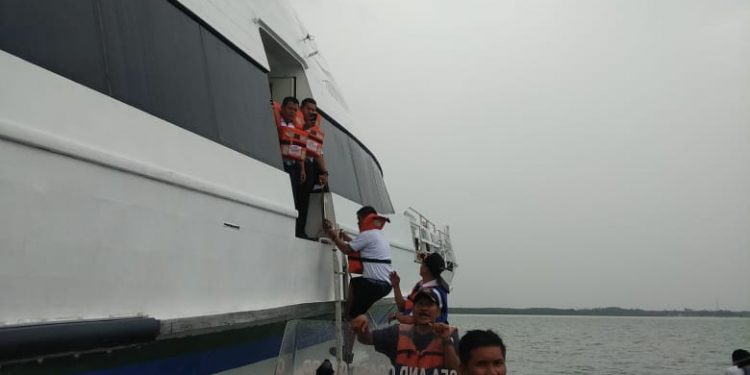 Kapal Tanjung Uban Evakuasi 40 Penumpang di MV Indera Bupala