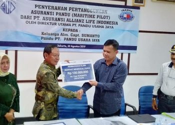 Allianz Serahkan Uang Pertanggungan ke Pandu Rp 130 Juta