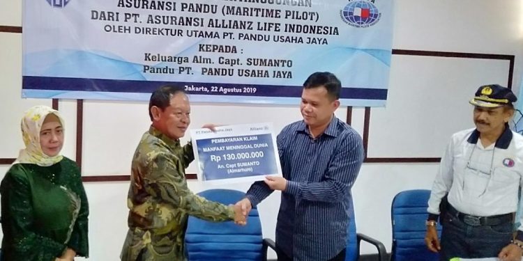 Allianz Serahkan Uang Pertanggungan ke Pandu Rp 130 Juta