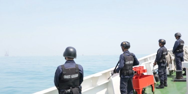 Kapal Patroli Alugara Siaga Awasi Penanganan Tumpahan Minyak di Tanjung Kerawang