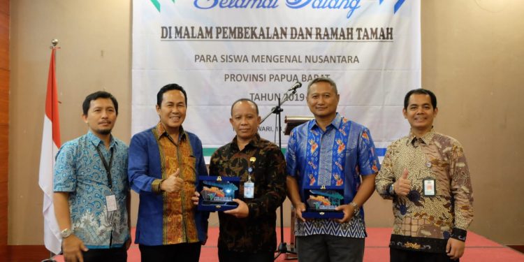 Pelindo IV Berangkatkan SMN Asal Papua ke Sulbar