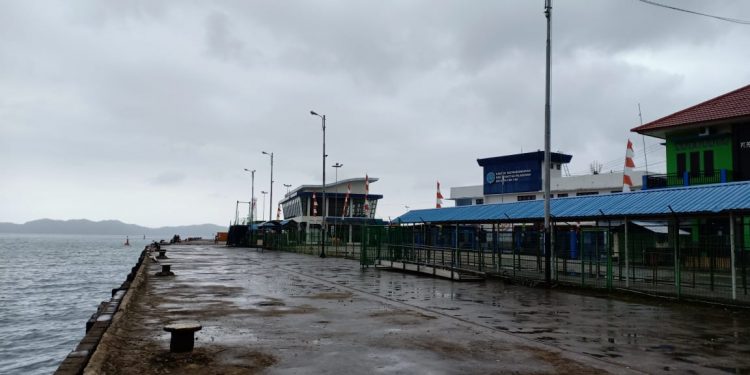 Fak-Fak Bergejolak, Pelabuhan Diliburkan