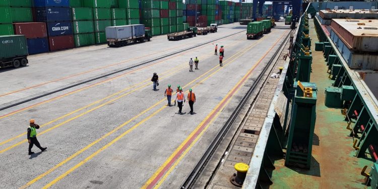 Crane yang Dibeli Adipurusa Dihantam Badai Taiphon