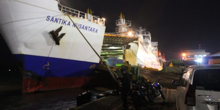 KM Santika Nusantara Terbakar, 111 Penumpang Nunggu Dievakuasi