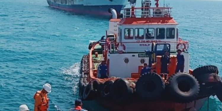 Kapal Santika Nusantara yang Terbakar Ditarik ke Pelabuhan Gresik