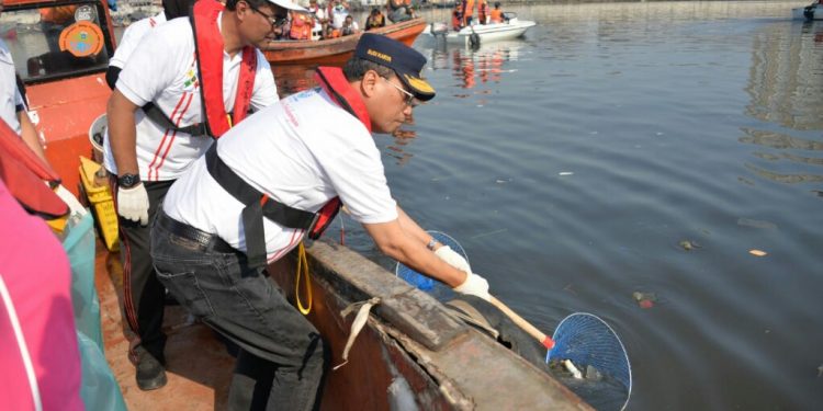 Menhub Bersihkan Sampah di Laut