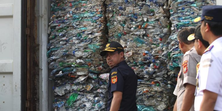 Ribuan Sampah Impor Masuk Pelabuhan RI, BC Kirim Balik
