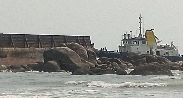 Tongkang & Tugboad Terdampar di Matras Sungailiat