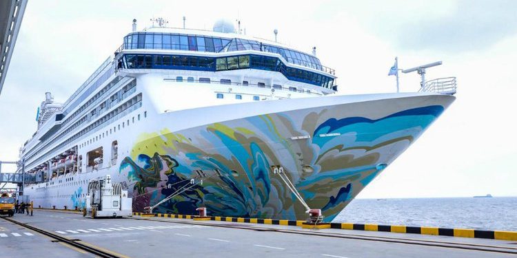 Kapal Pesiar Mewah Masuk Priok