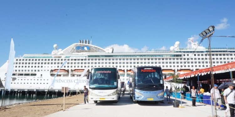 Perdana, Kapal Cruise Raksasa Masuk Gili Mas