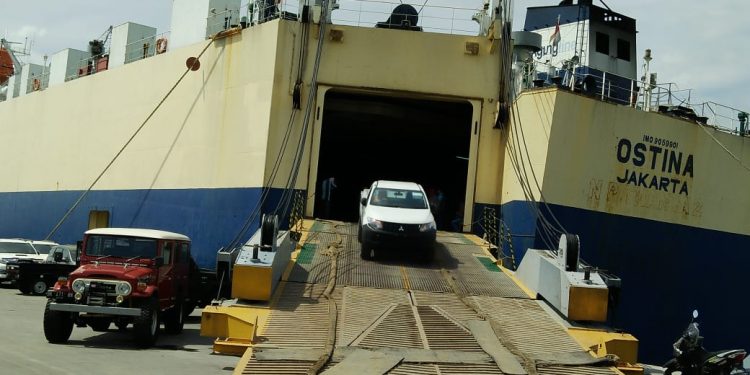 Ratusan Kendaraan Dibongkar di Belawan