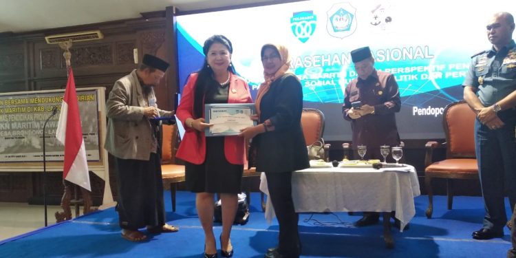 Chandra Motik Peroleh Penghargaan Sebagai Pakar Hukum Kemaritiman