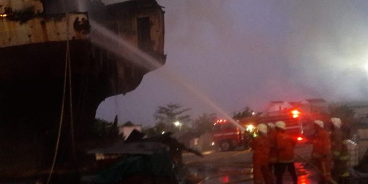 Kapal Kargo Terbakar di Marunda