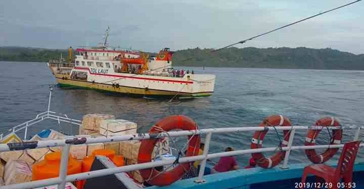 Kapal Tol Laut Selamatkan KM Eklesia yang Nyaris Tenggelam