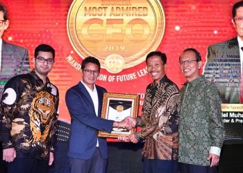 Sandiaga Uno Serahkan Penghargaan ke Farid Padang