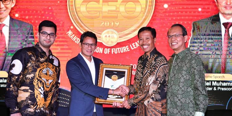 Sandiaga Uno Serahkan Penghargaan ke Farid Padang