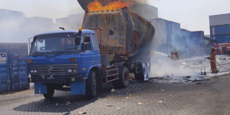 Enam Terluka, Satu Kontainer Terbakar di Depo Tanto