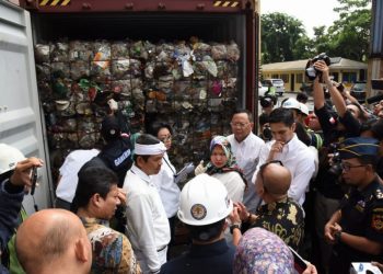 Pelabuhan Priok Banjir Sampah Impor, Kok Lolos?