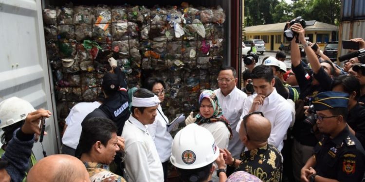 Pelabuhan Priok Banjir Sampah Impor, Kok Lolos?