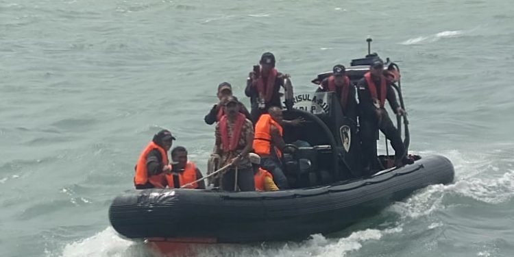 Kapal Patroli Trisula Berhasil Evakuasi ABK KM Permata Biru yang Tenggelam di Sumsel