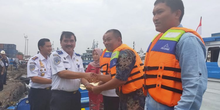Syahbandar Priok Launching Si Patimeh dan Berikan Sertifikat Kepada Kapal Service Boat