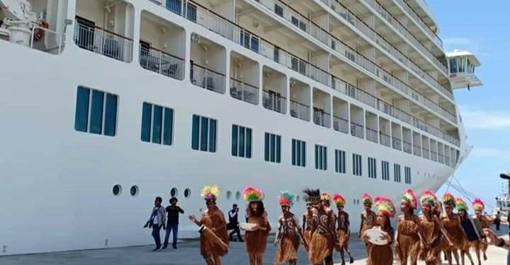 Perdana, Biak Sambut MV The World