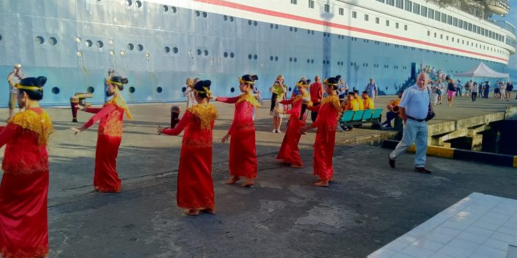 MV Boudicca Sandar di Ambon Sebelum ke Bali