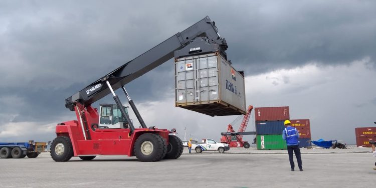 Pelindo IV Datangkan 27 Head Truck & 8 Reach Stacker