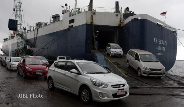 Bongkar Muat Car di IKT Bertumbuh
