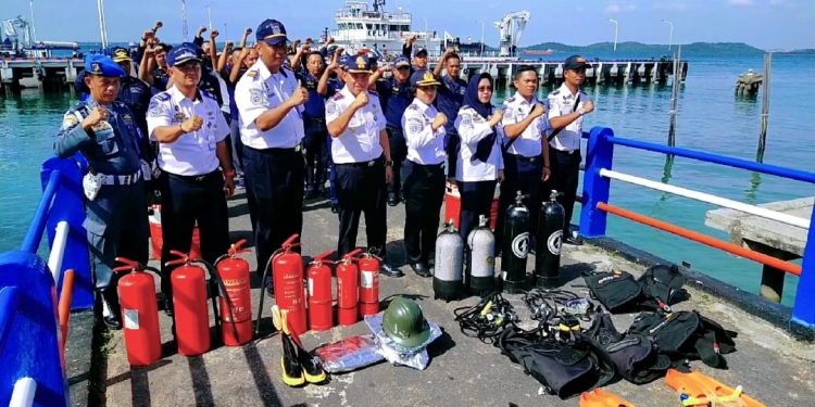 Pelatihan Fire Fighting & Selam di Tanjung Uban
