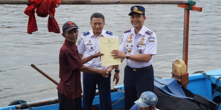 Syahbandar Priok Serahkan Pas Kecil Nelayan Pesisir Jakarta
