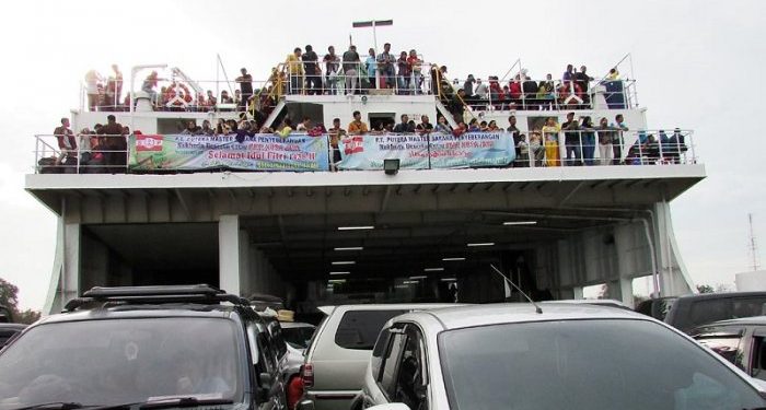Kapal Penyeberangan Tetap Beroperasi Dengan Hati-hati