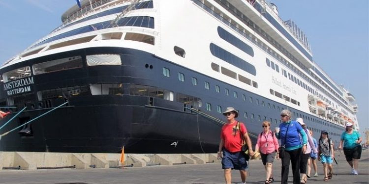 Gubernur Jateng Tolak 24 Kapal Pesiar Masuk ke Tanjung Emas