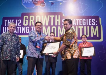 Indra Pamulihan Terima Penghargaan dari Markplus