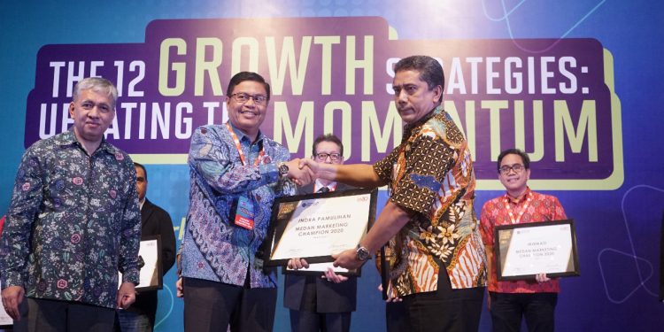 Indra Pamulihan Terima Penghargaan dari Markplus