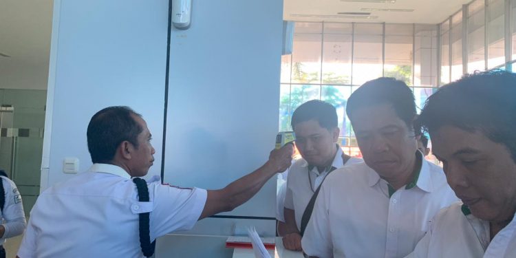 Pelindo IV Lakukan Semprot Desinfektan ke Semua Ruangan Kerja