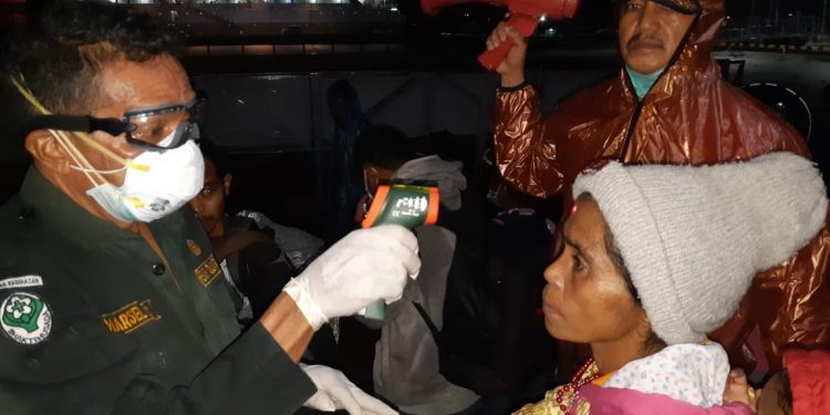 Cegah Corona, Para Penumpang ke Labuan Bajo Diperiksa Ketat