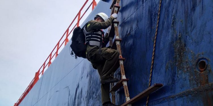 Suka Duka Tim Medis Corona Saat Periksa Kapal Asing di Indonesia