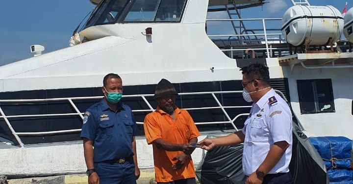 UPP Brondong Bagikan Ratusan Masker Gratis