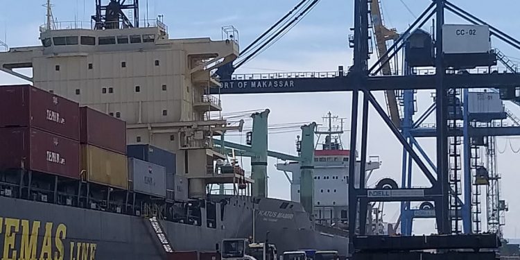 Meski Kondisi Corona, Kegiatan Pelabuhan Makassar Tetap 24/7