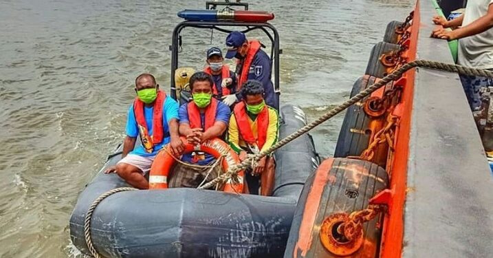 Kapal Patroli KPLP Evakuasi Korban Tenggelam KM Sumber Arum