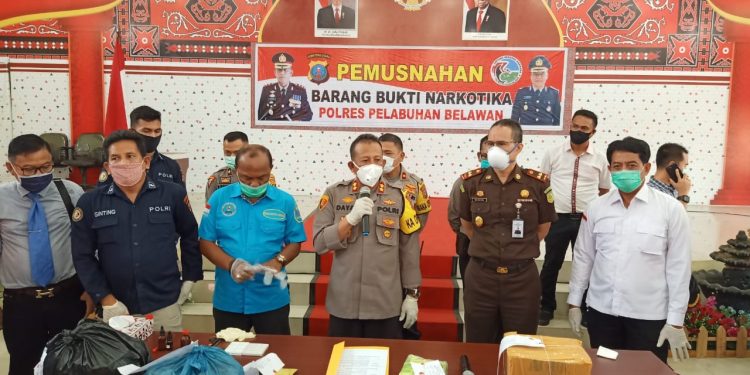 Polisi Belawan Musnahkan 5.047 Ekstasi