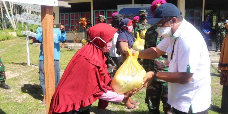Pelindo Sorong Bantu 400 Paket Sembako ke Warga Terdampak Corona