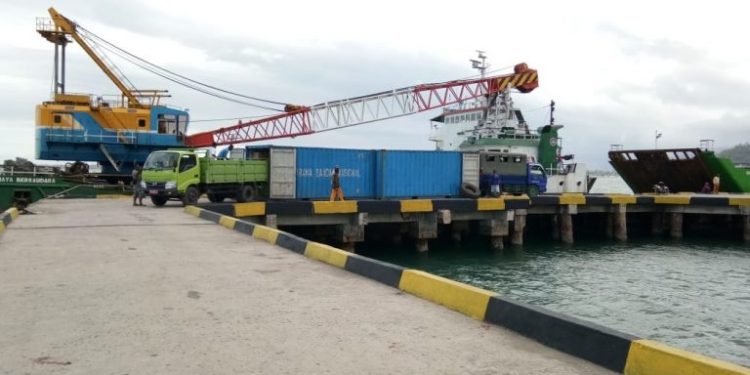 Kapal Tol Laut Bongkar Sembako di Kaimana, Lanjut ke Timika
