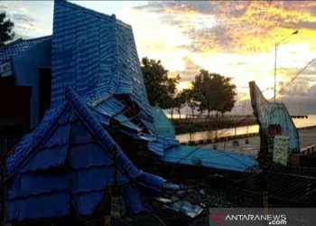 Kapal Penumpang Nabrak Gapura di Pelabuhan Raha