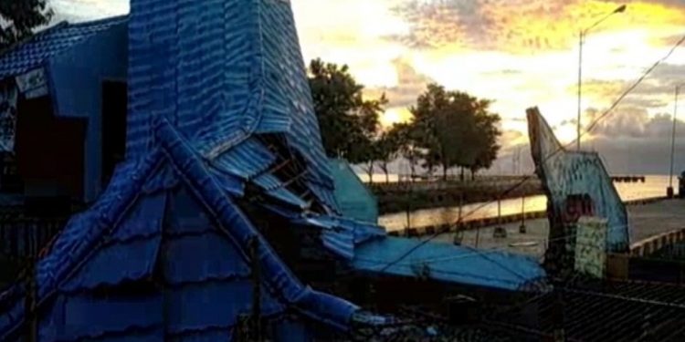 Kapal Penumpang Nabrak Gapura di Pelabuhan Raha